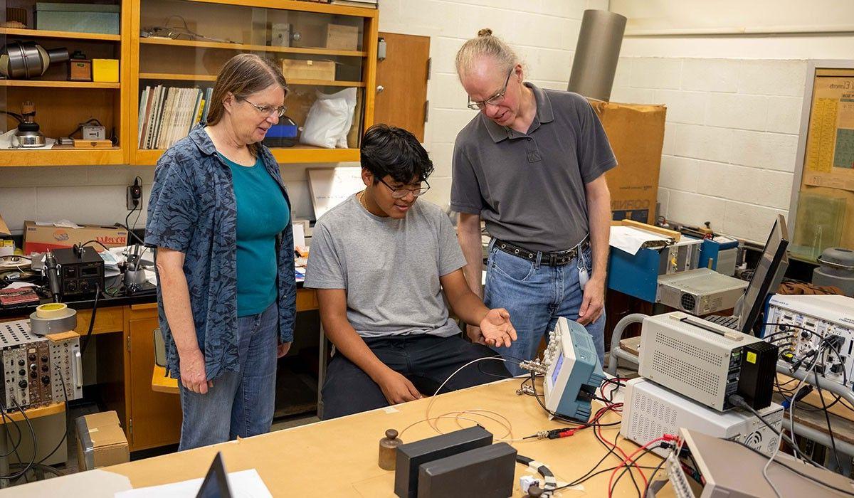 Leonardo Juarez ’26 and Professors of Physics Paul Voytas and Elizabeth George