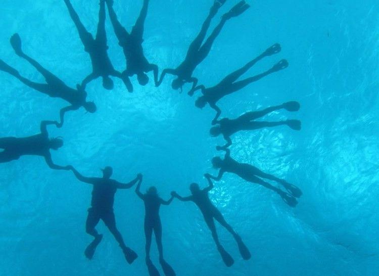 A group photo of the snorkelers while out at the drop off